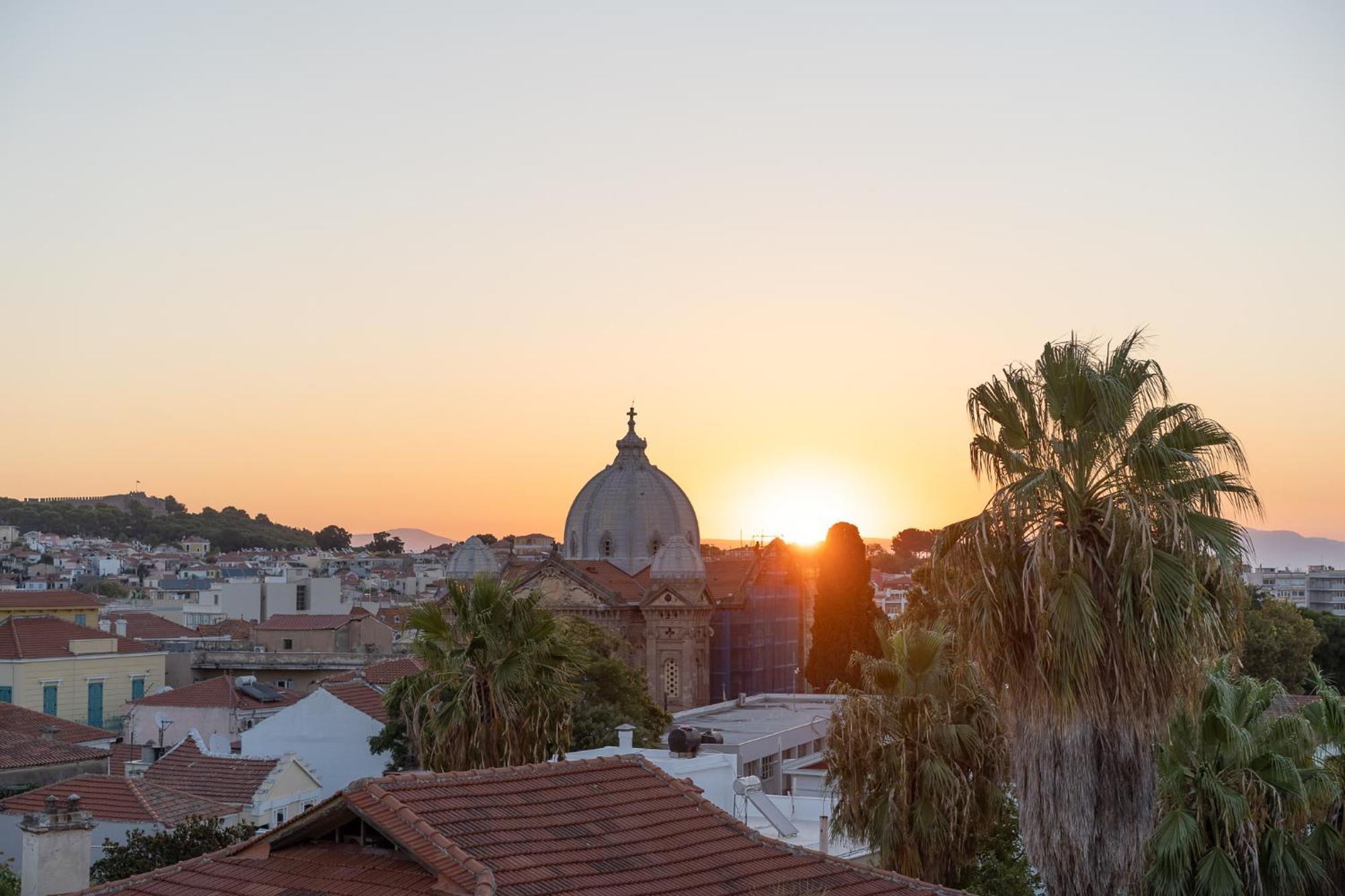 Central Mytilene City-View Apartment For 7 エクステリア 写真