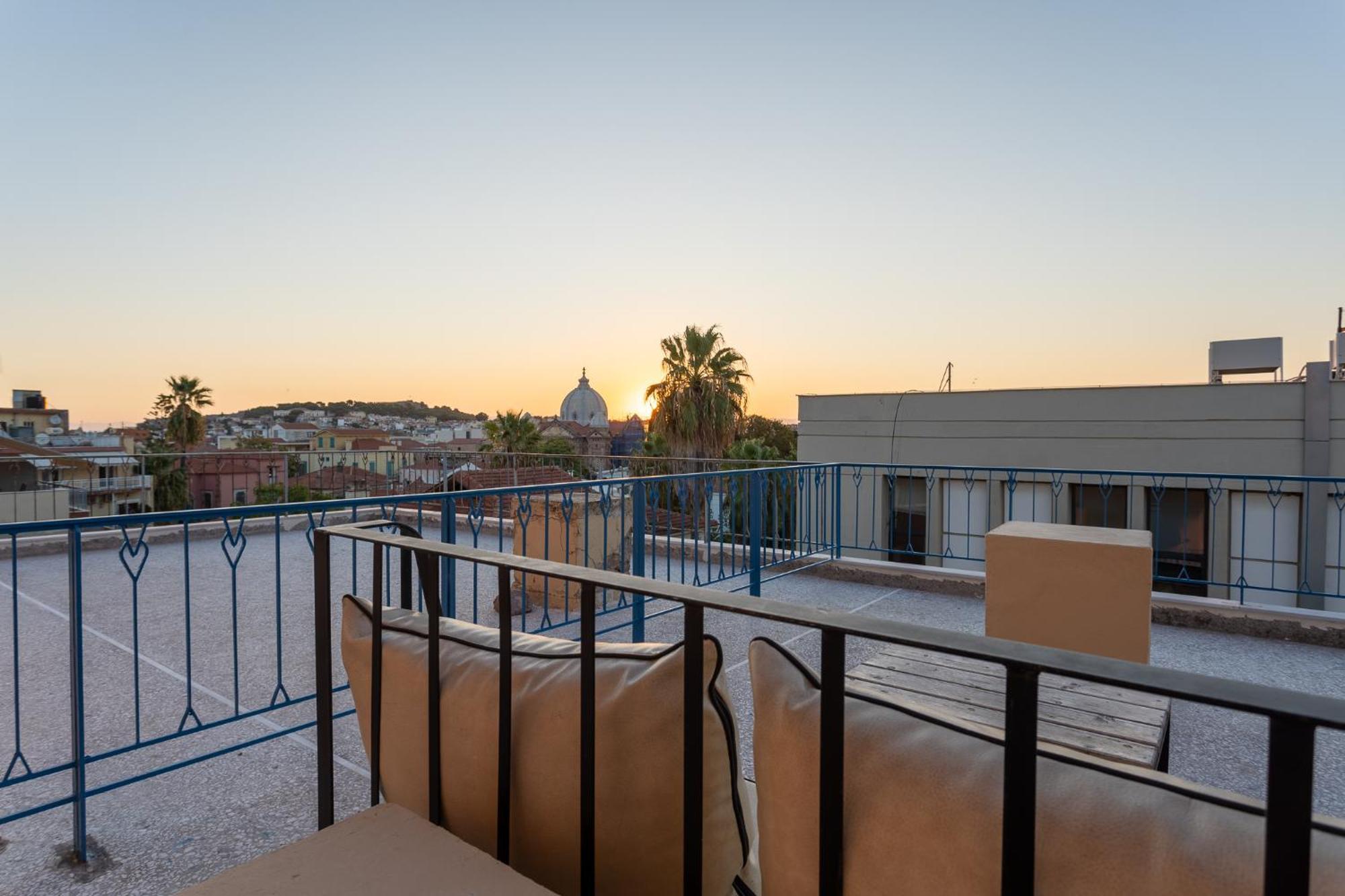 Central Mytilene City-View Apartment For 7 エクステリア 写真