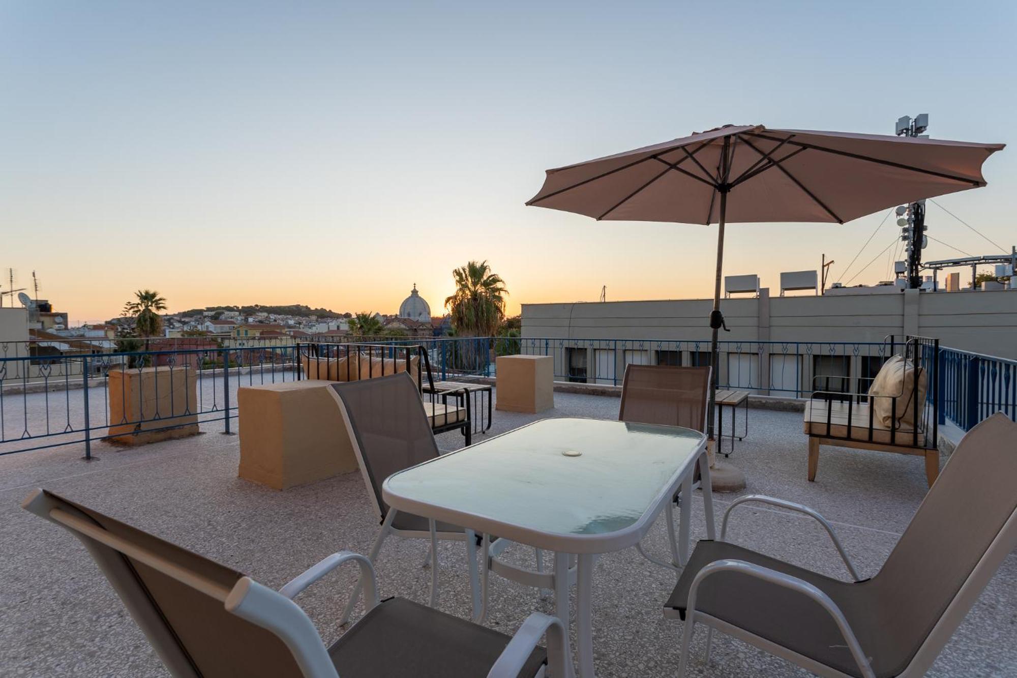 Central Mytilene City-View Apartment For 7 エクステリア 写真